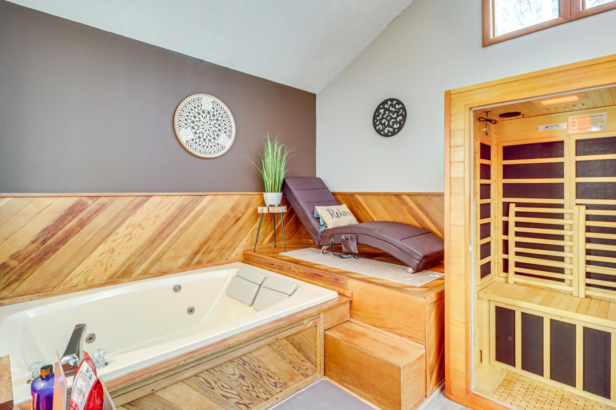 Poconos Home With Private Spa And Fire Pit Long Pond Luaran gambar